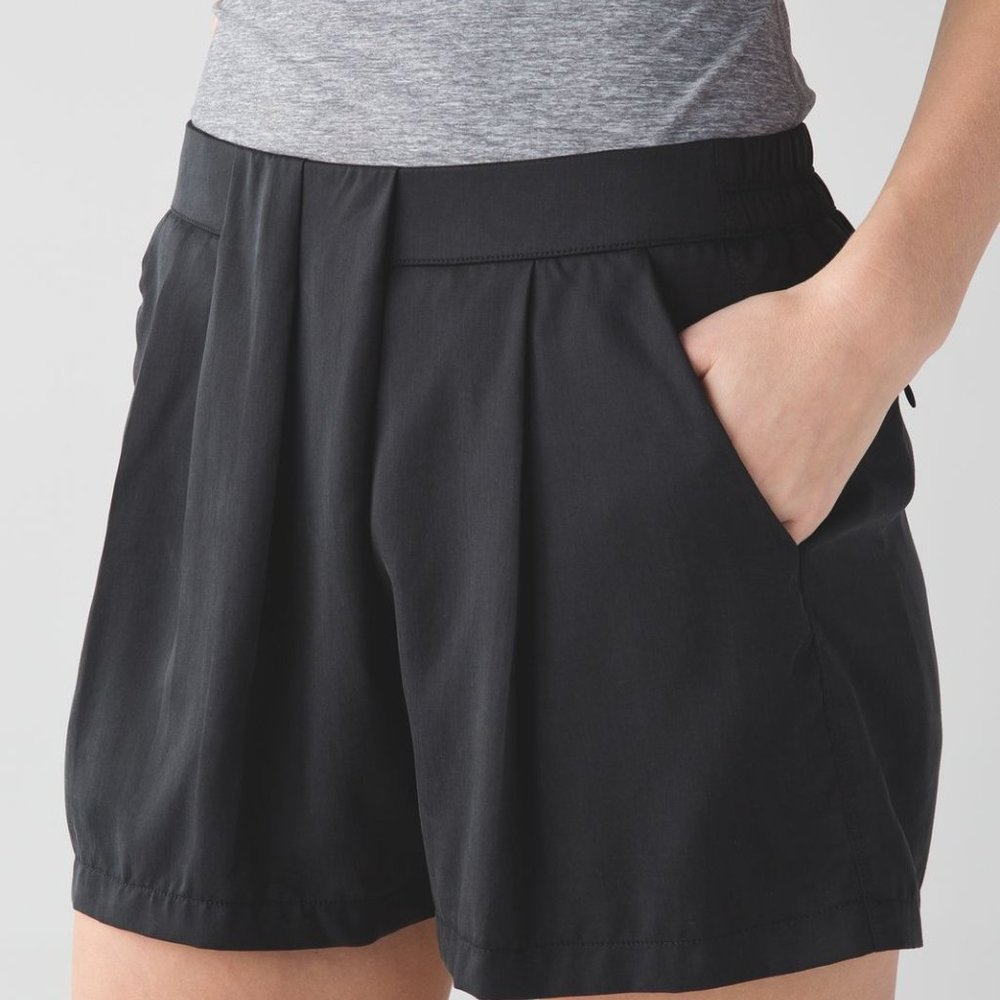Lululemon & Go Keepsake Black Pleated Short size 4